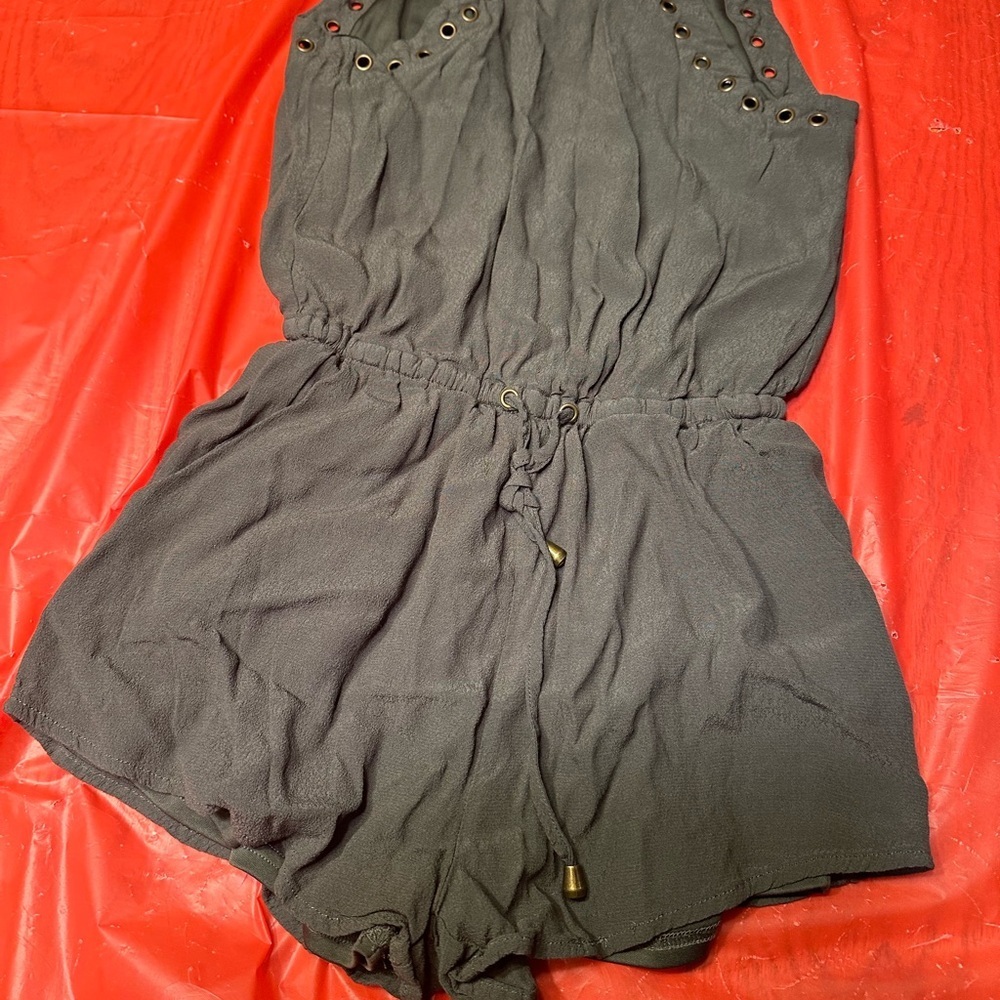 Lulu's Green Performance Rompers - Picture 2 of 6